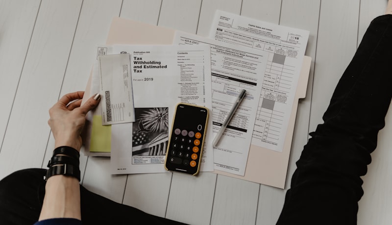 Taschenrechner und Notizen zur Kostenplanung