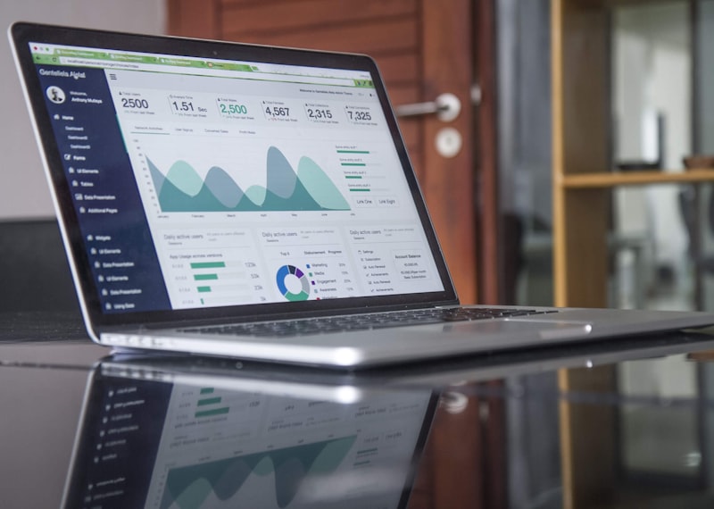 SEO-Analyse und Suchmaschinenoptimierung am Bildschirm