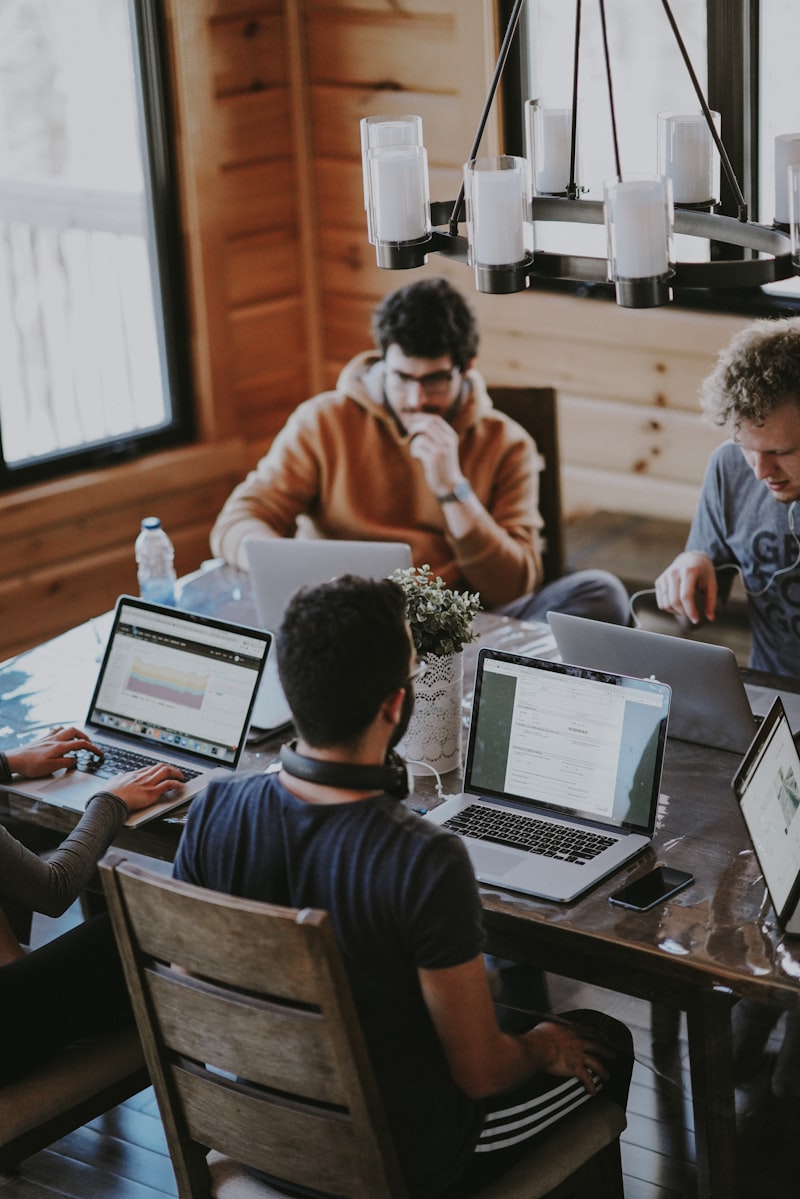 Team im modernen Büro bei der Zusammenarbeit