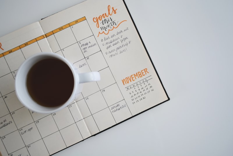 Kalender und Terminplanung auf dem Schreibtisch